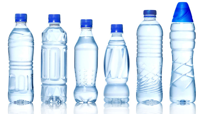 Nước đóng chai có thể chứa nhiều mẫu kim loại vượt mức cho phép và vi khuẩn E.coli
